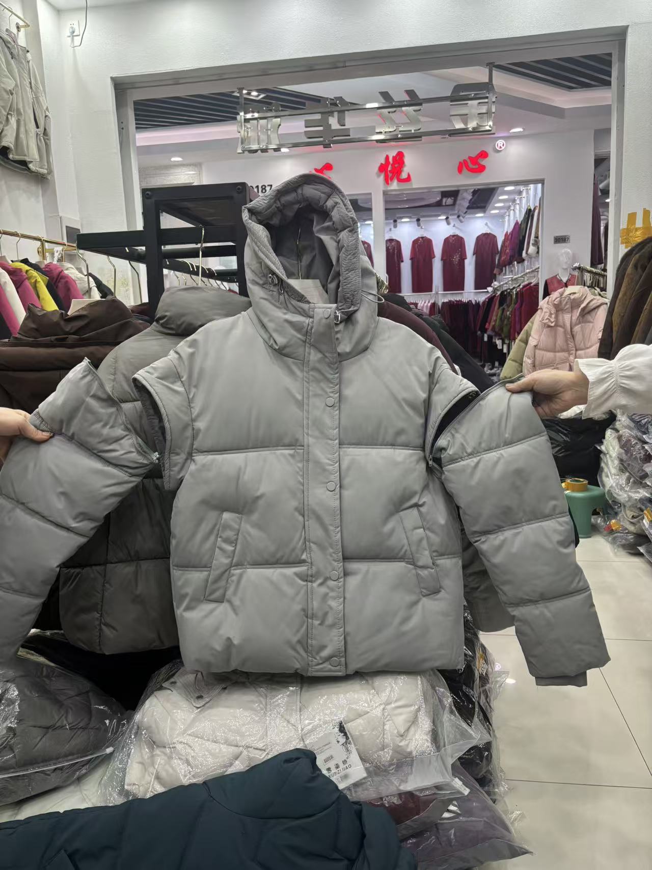 066 秋冬女士设计师拼接袖棉服 F74