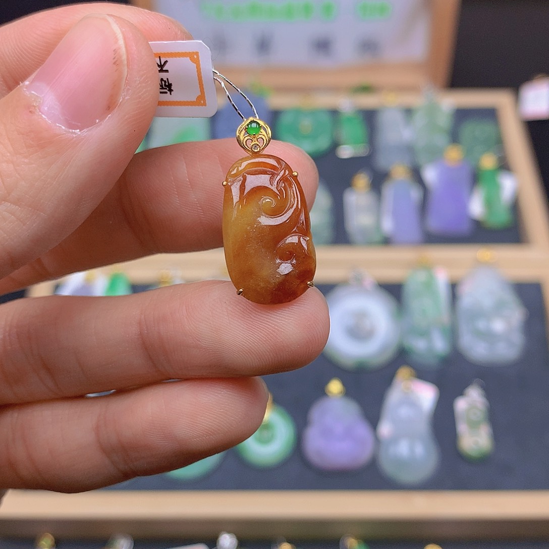 翡翠颈饰18K金镶嵌翡翠