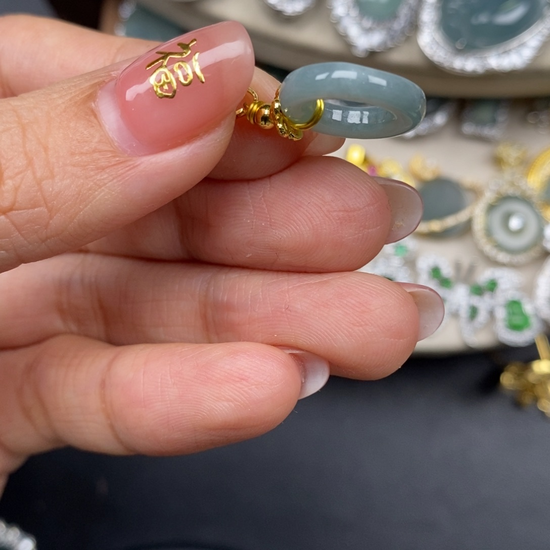 翡翠颈饰未镶嵌翡翠