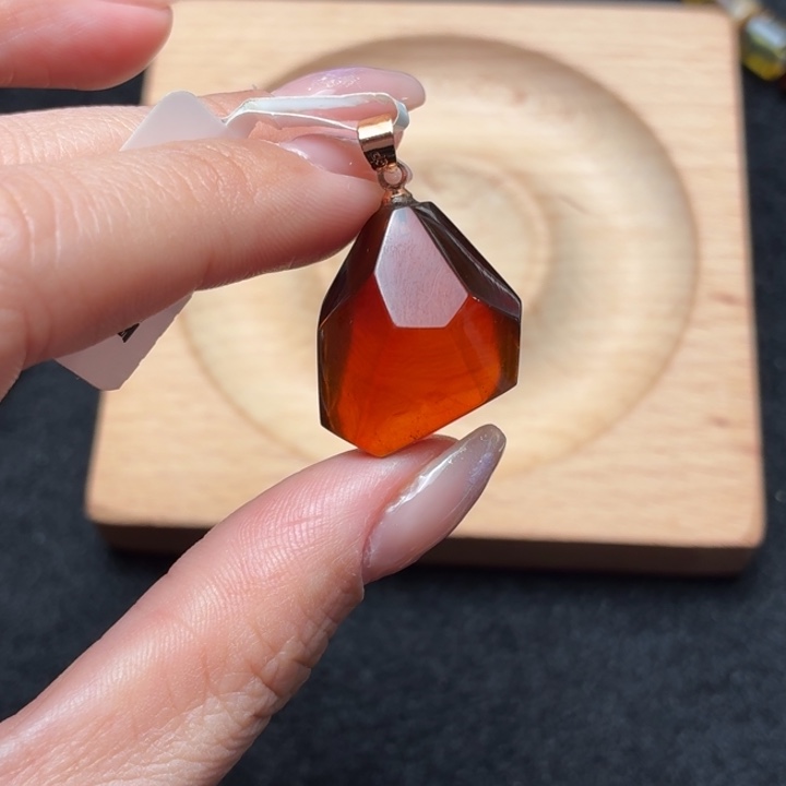 琥珀未镶嵌珠宝奇石钻切血珀