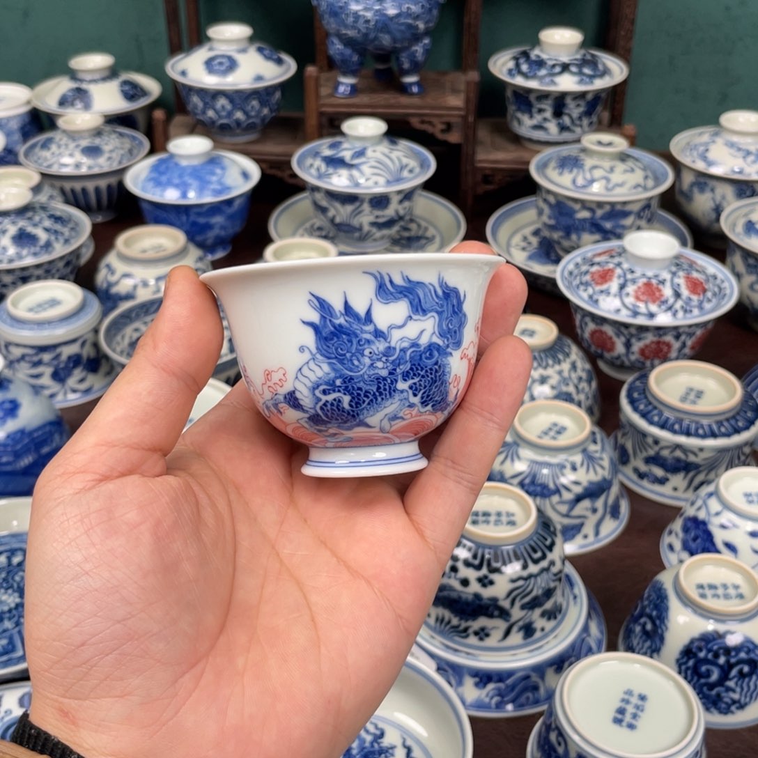 无**踪青花釉下红麒麟杯