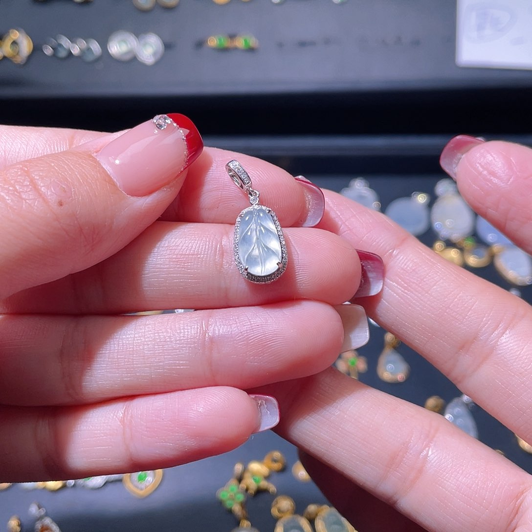 翡翠颈饰18K金镶嵌吊坠