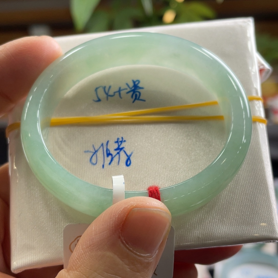 翡翠手镯未镶嵌翡翠