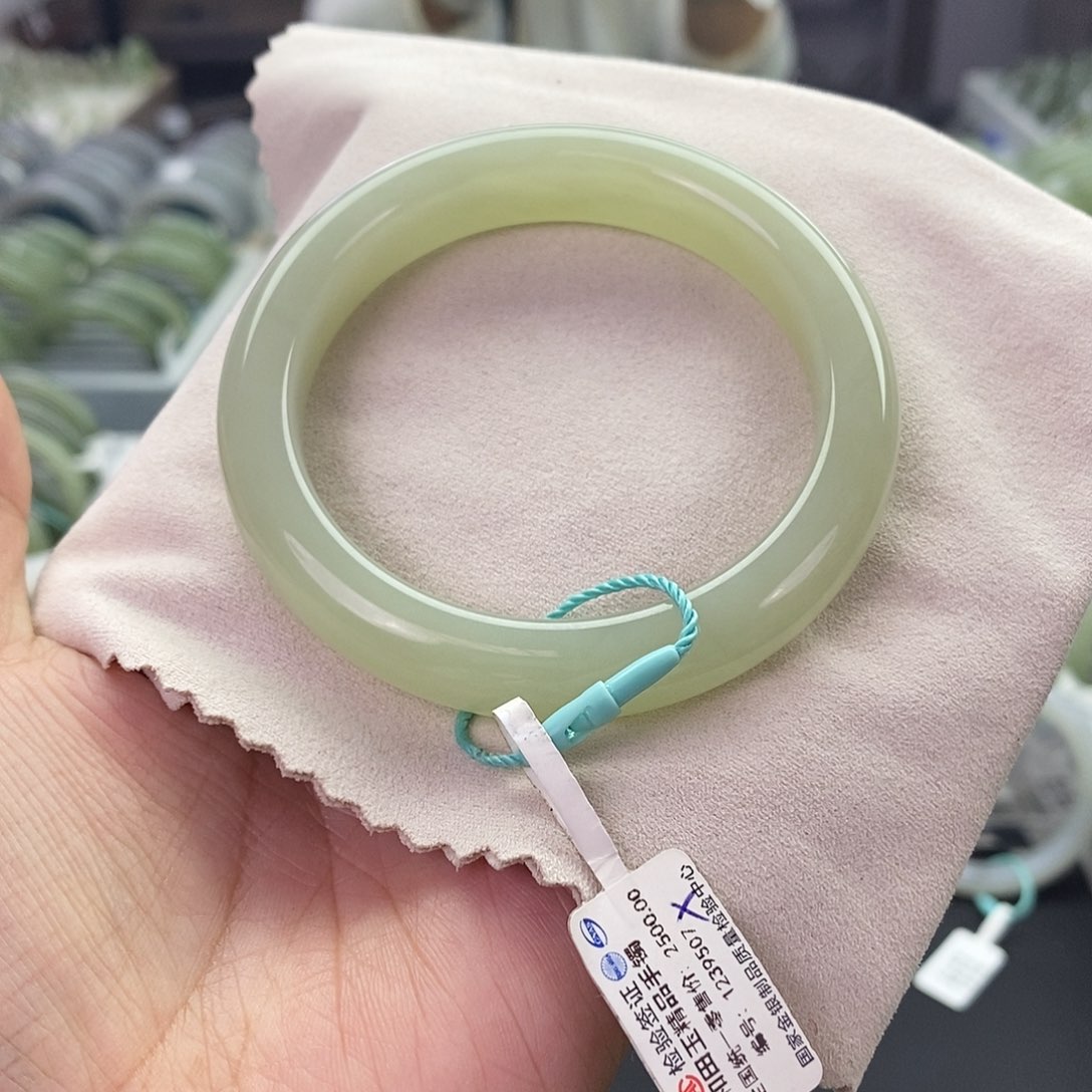 和田玉未镶嵌和田玉手镯56.57