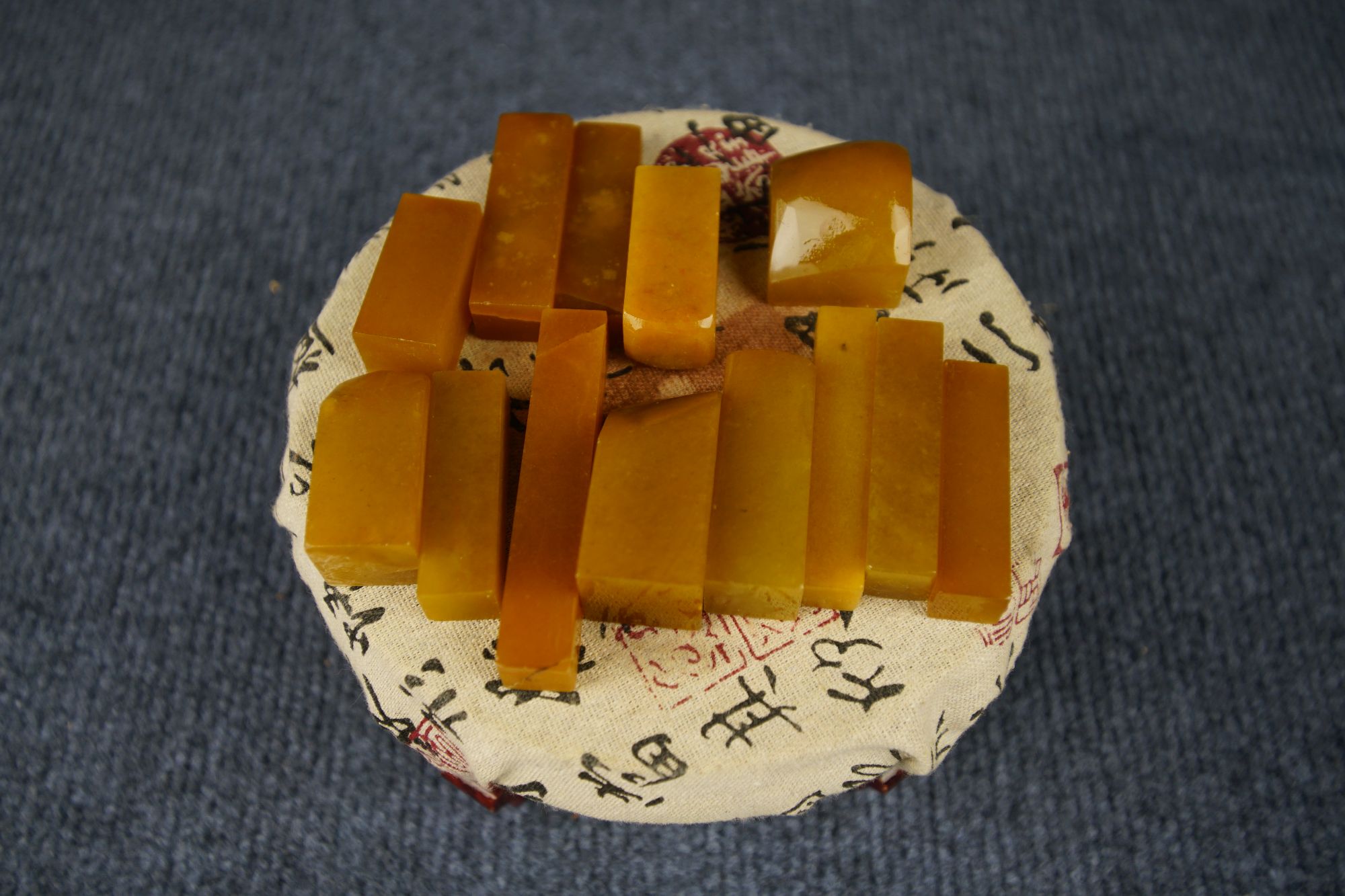 编号02田黄素章边料