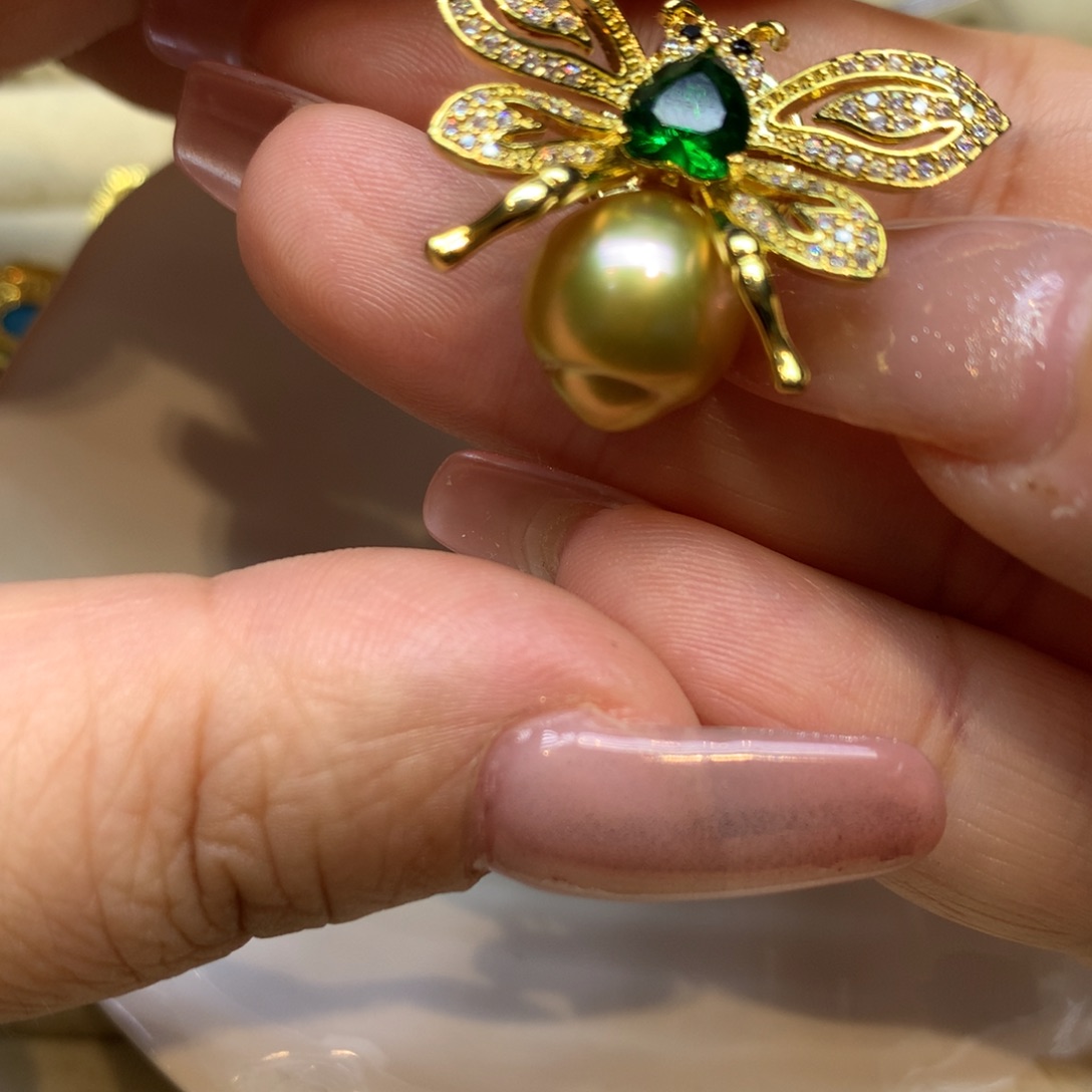 未镶嵌胸饰海水珍珠