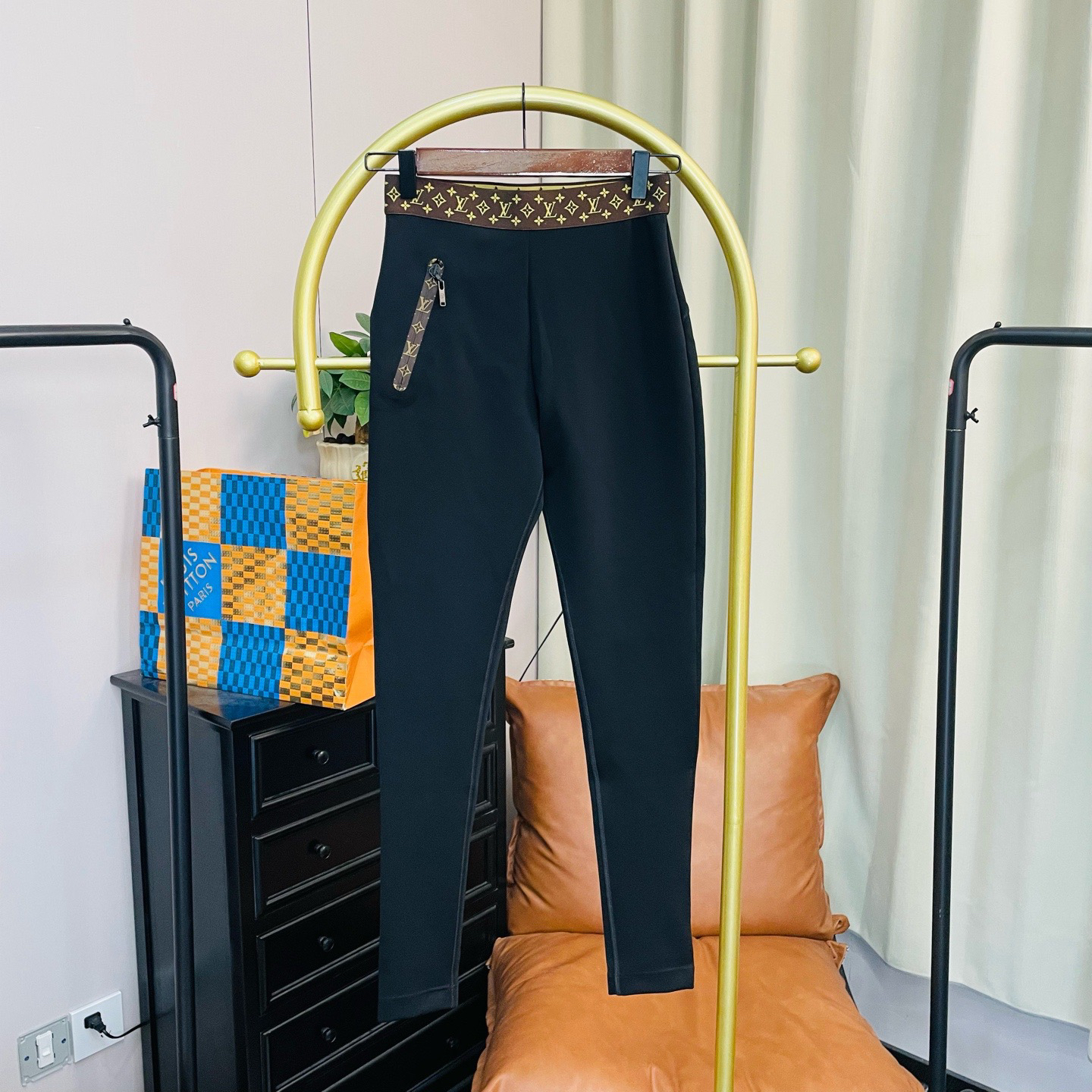 99新 LouisVuitton/路易威登 /玄色/腰间满印logo瑜伽裤36码99新