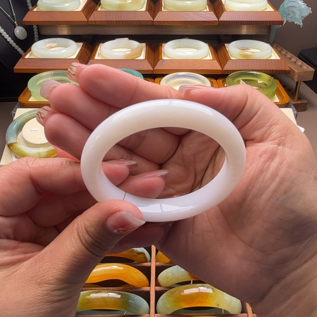 和田玉手镯未镶嵌