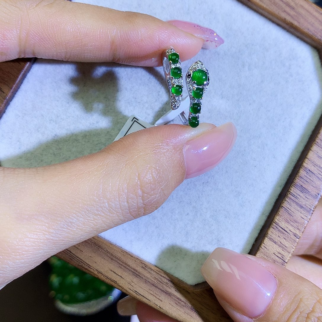 翡翠戒指银S925镶嵌天然翡翠戒指