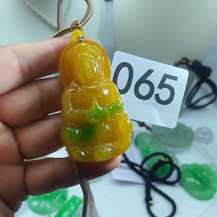 翡翠吊坠(赠链)未镶嵌