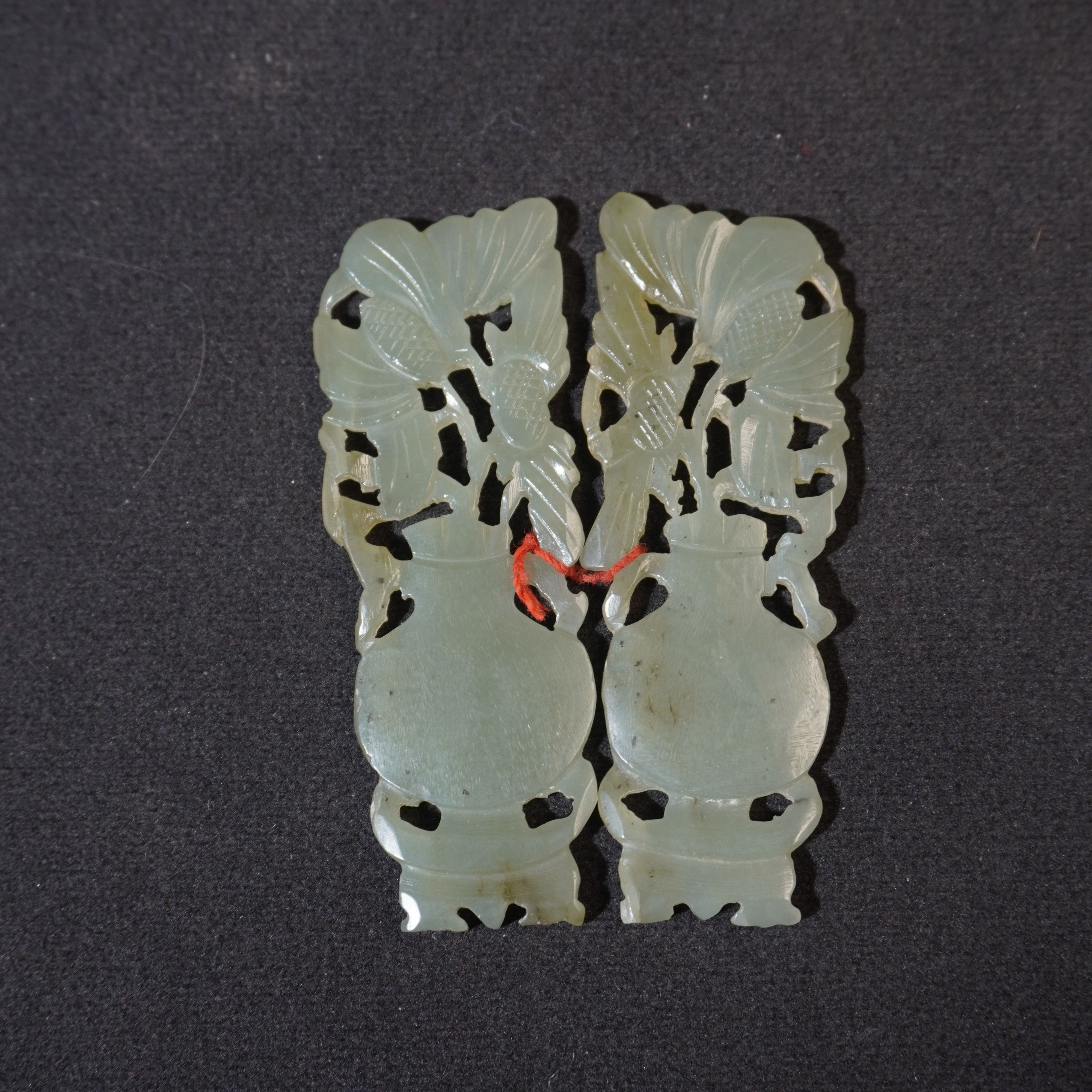 8NK59  清  和田玉花瓶镂空佩一对