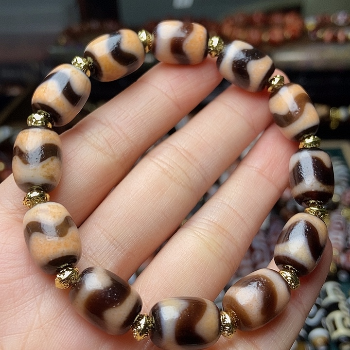 呀呀高货手串一条