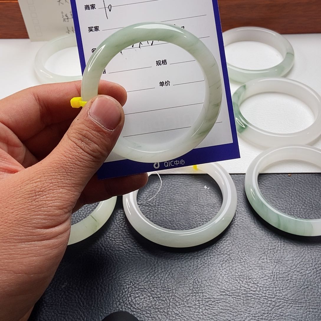 石英质玉手镯未镶嵌就****?10