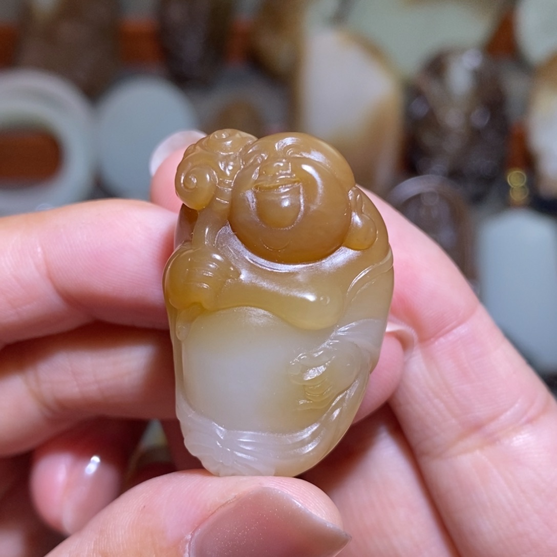 颈饰未镶嵌和田玉（糖玉）开心佛