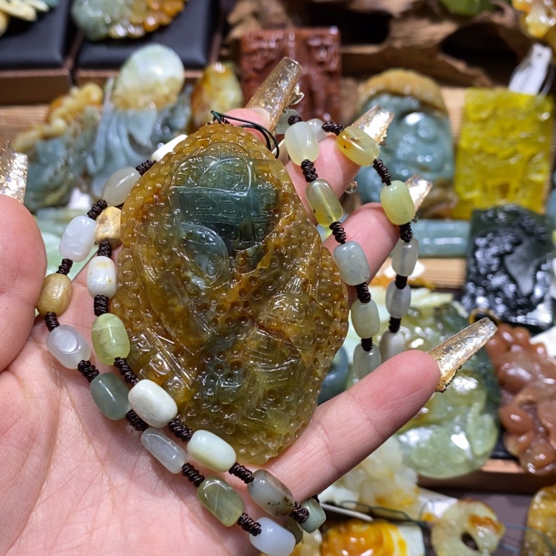 蛇纹石玉颈饰未镶嵌