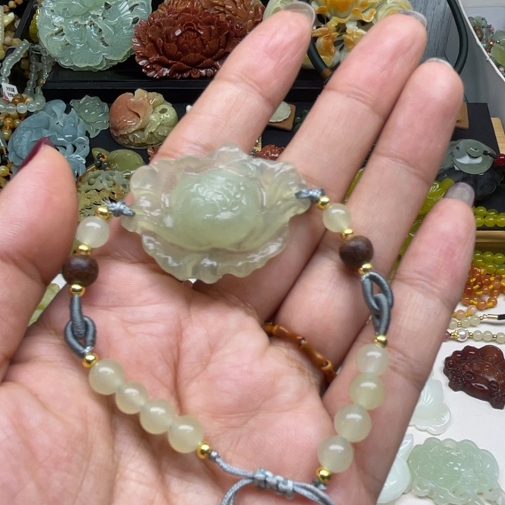 蛇纹石玉未镶嵌颈饰