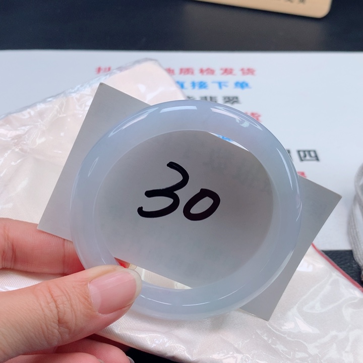 翡翠手镯未镶嵌冰