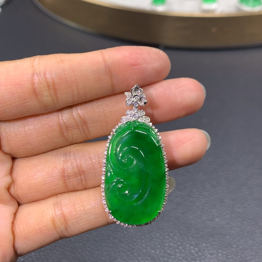 翡翠颈饰18K金镶嵌翡翠