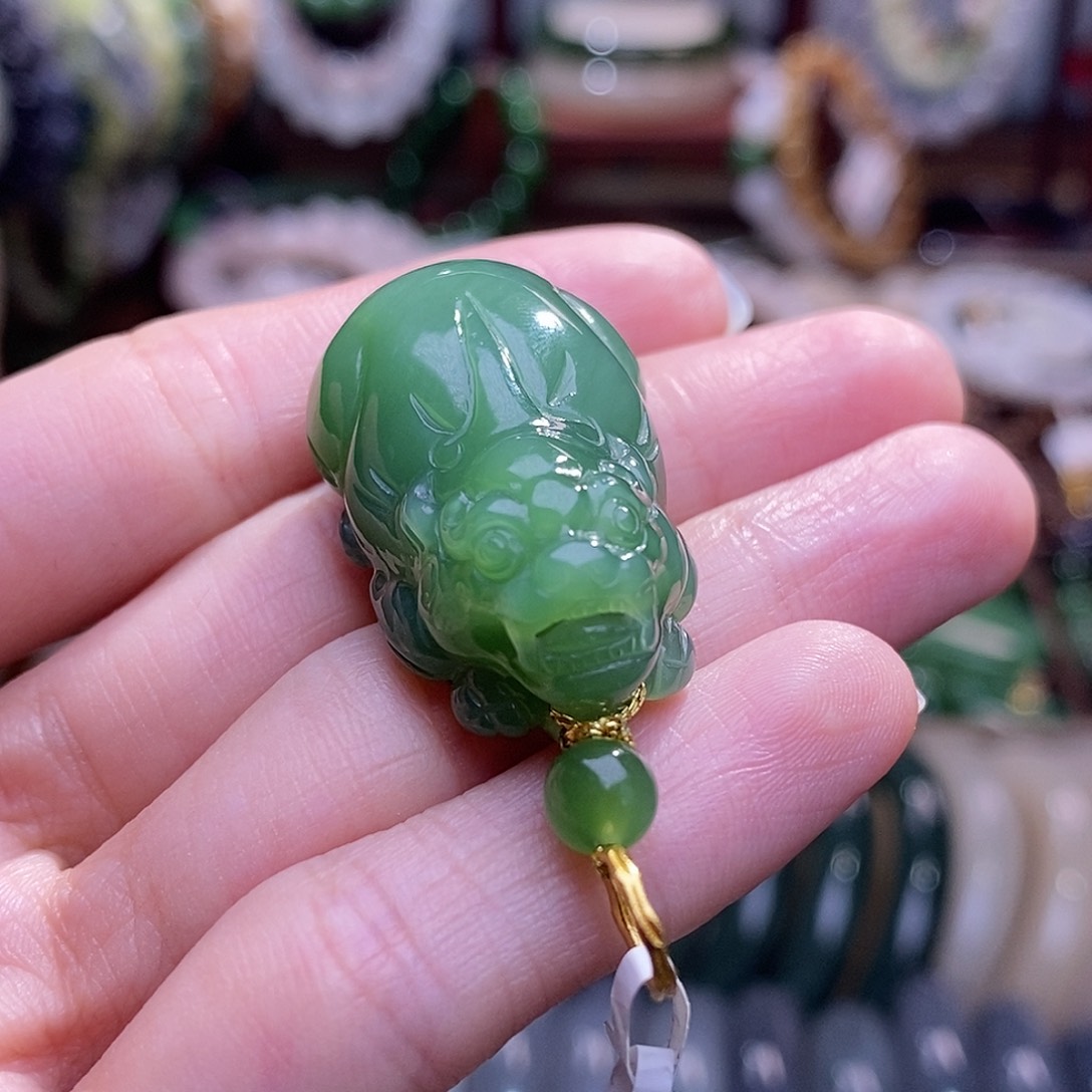 和田玉未镶嵌碧玉银镶清货貔貅吊坠