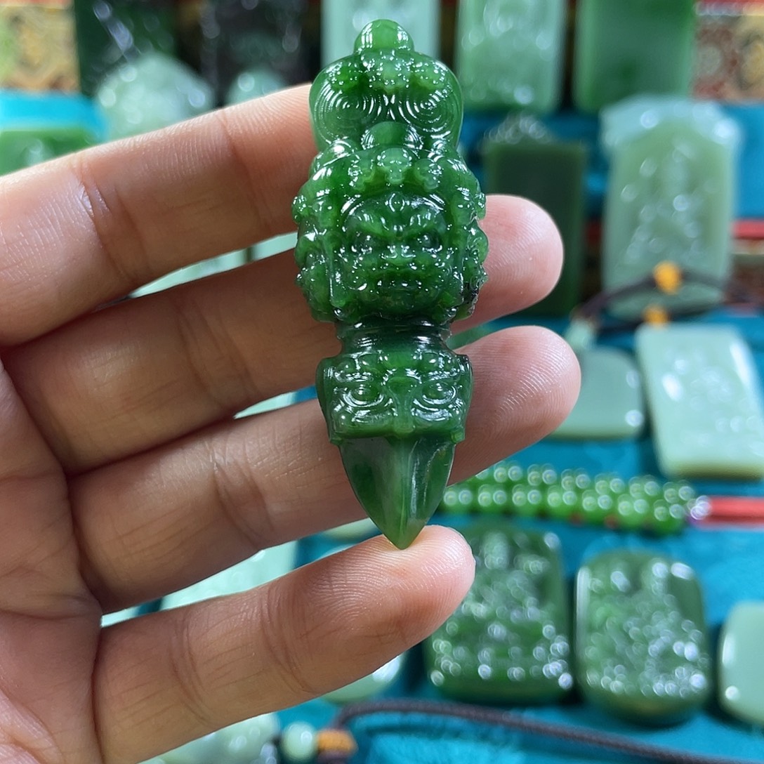 英***官和田玉未镶嵌颈饰