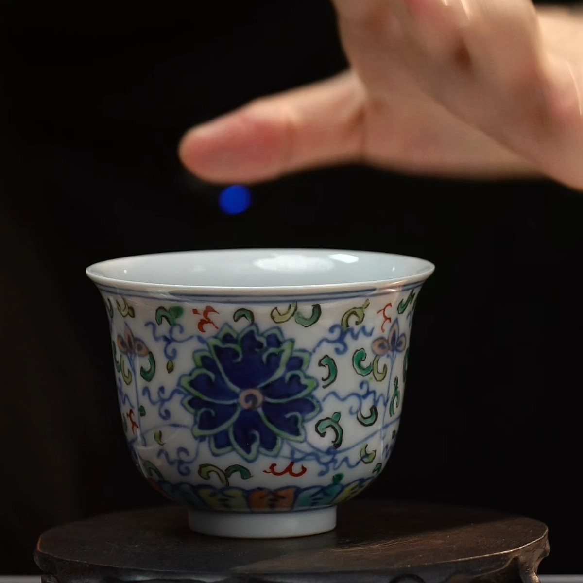 斗彩缠枝莲纹杯
