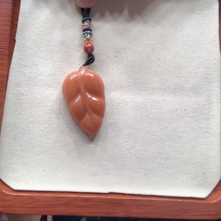 石英质玉颈饰合金