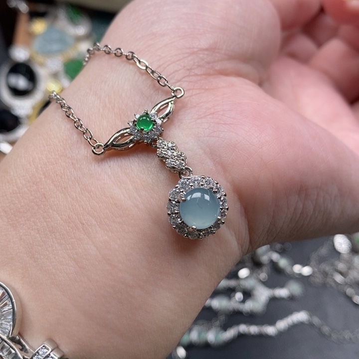 翡翠颈饰未镶嵌翡翠