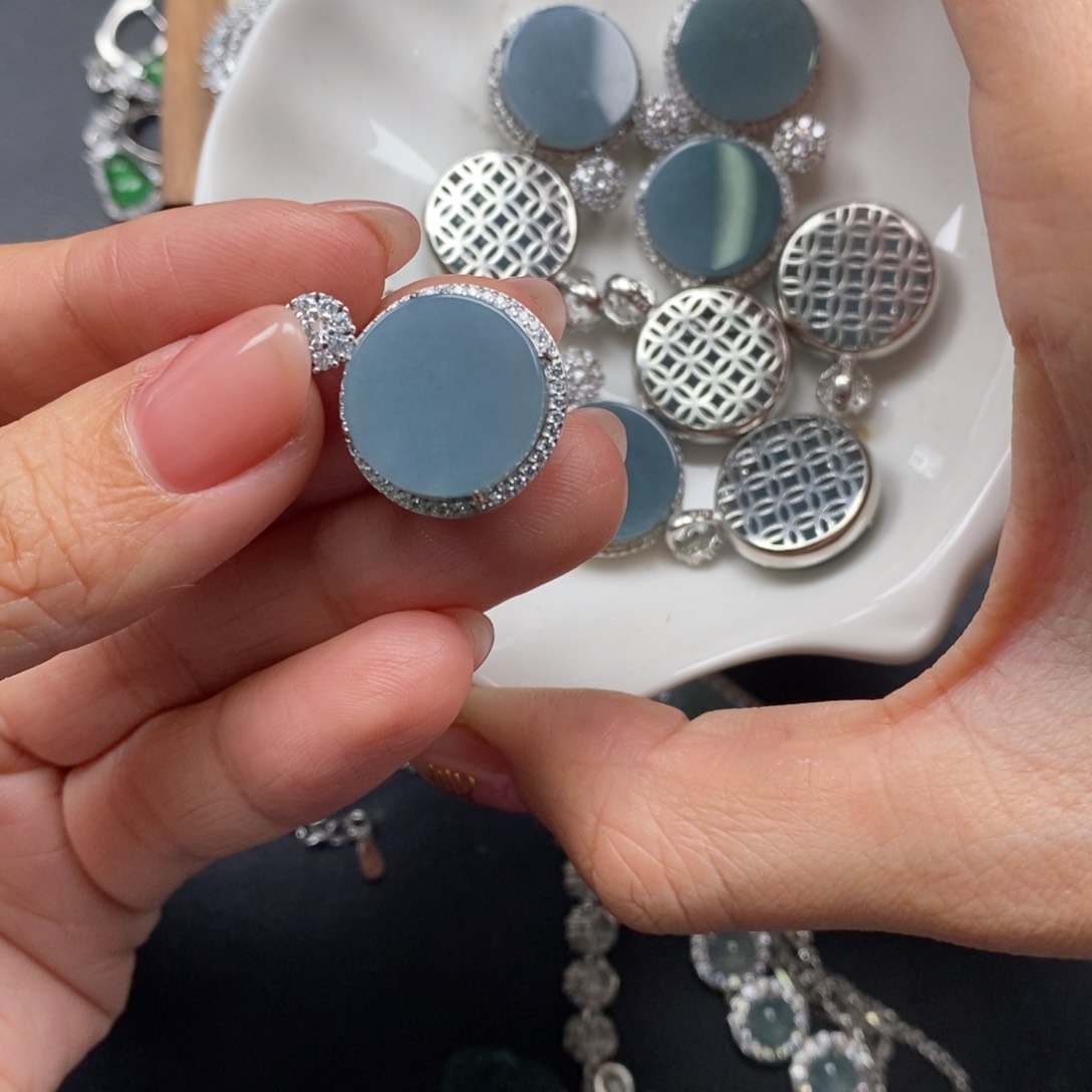 翡翠颈饰未镶嵌翡翠