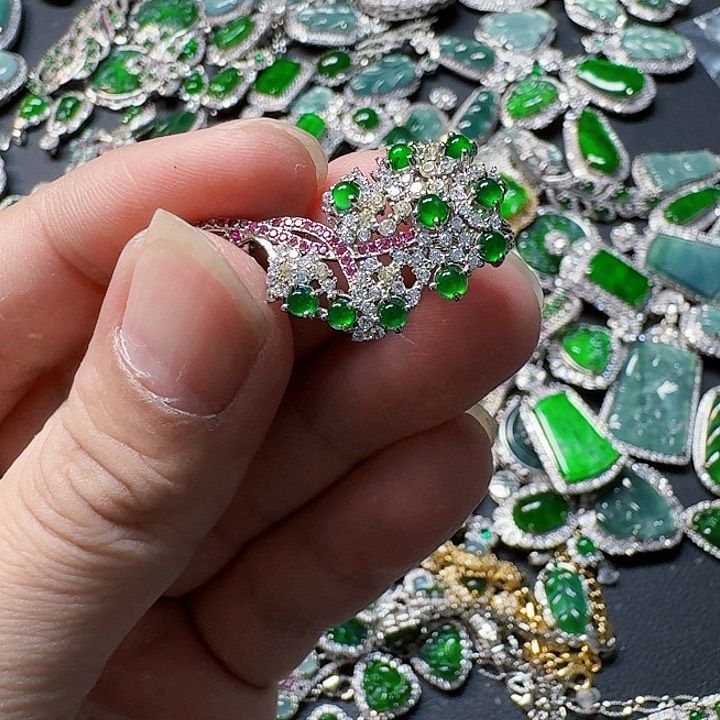 翡翠颈饰未镶嵌天然A货翡翠放漏