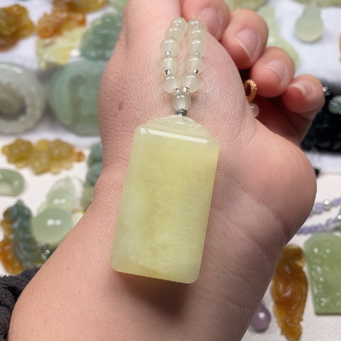 蛇纹石玉未镶嵌颈饰