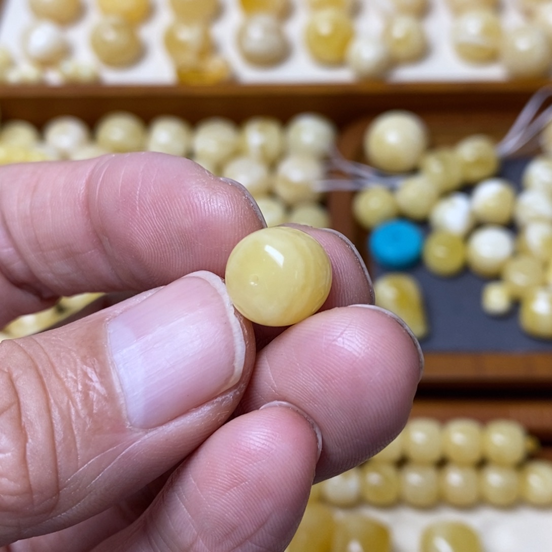 琥珀画蜜蜡未镶嵌?