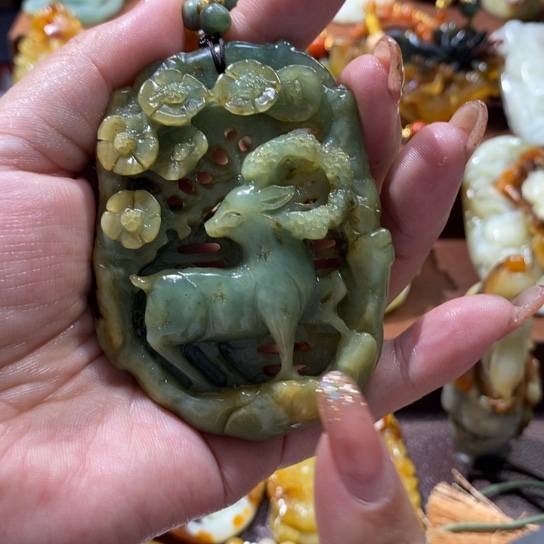 蛇纹石玉未镶嵌颈饰
