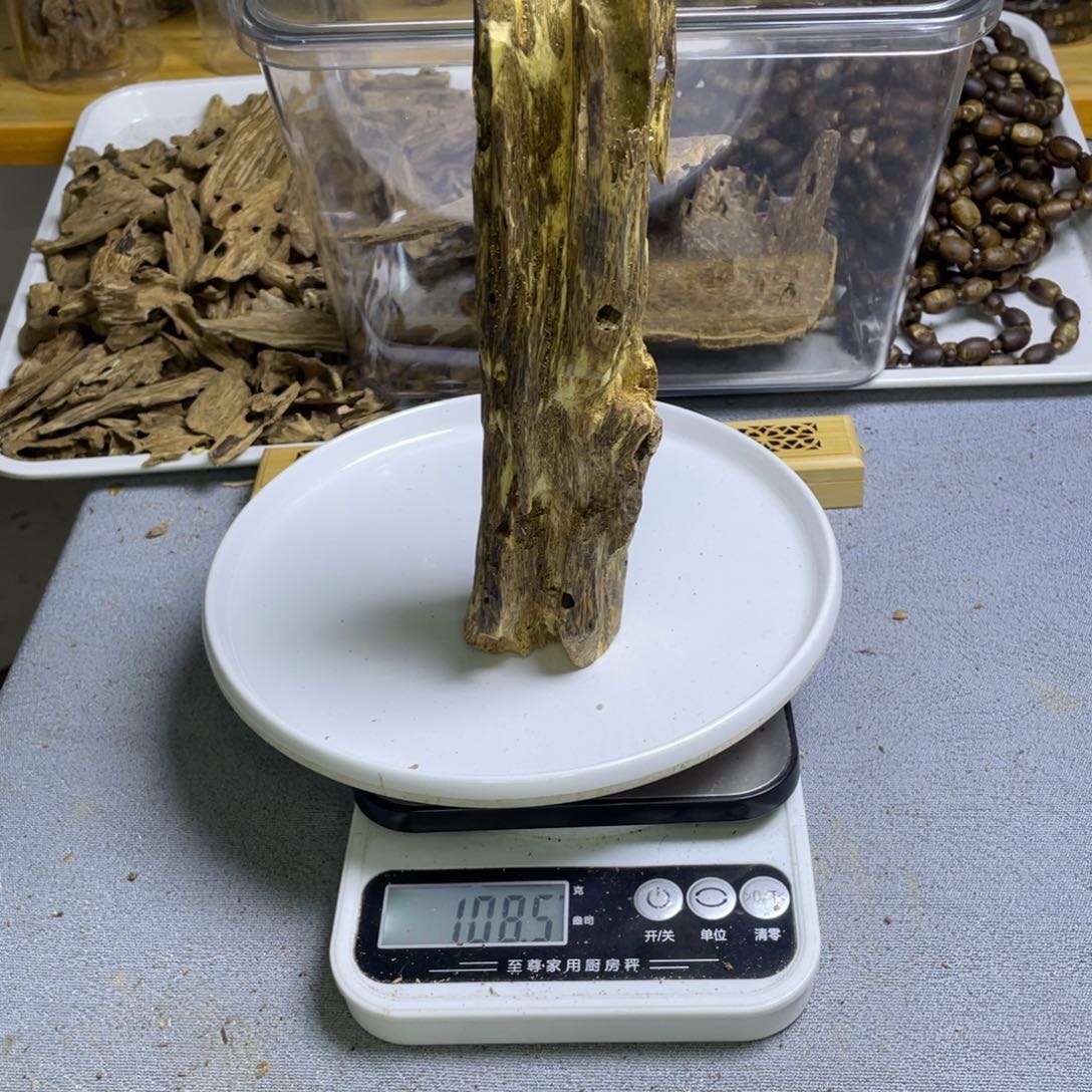 沉香沉香碎屑蓝宝石108克
