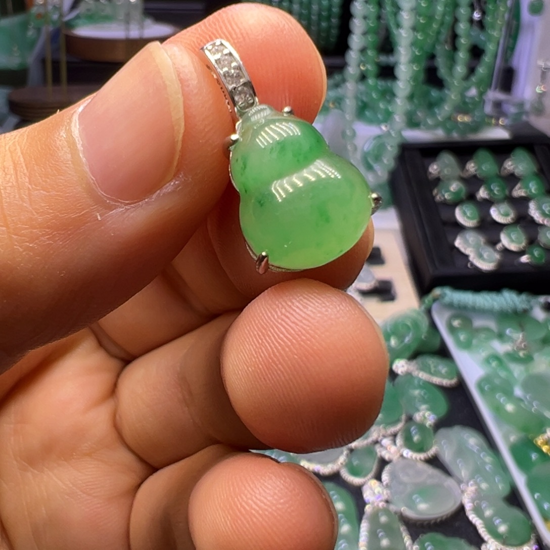 石英质玉（非洲翠）未镶嵌颈饰