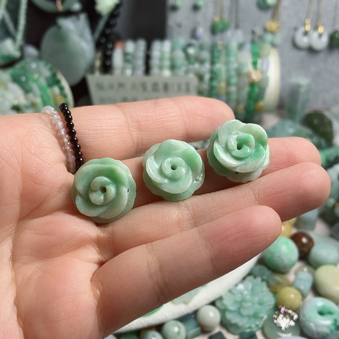 翡翠颈饰未镶嵌花