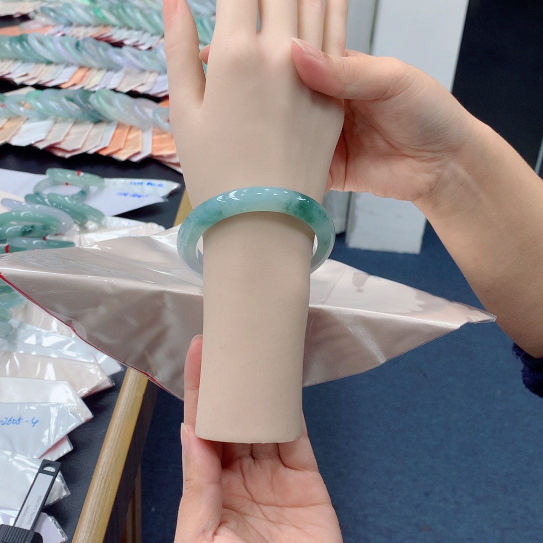 W***L翡翠未镶嵌手镯48小时