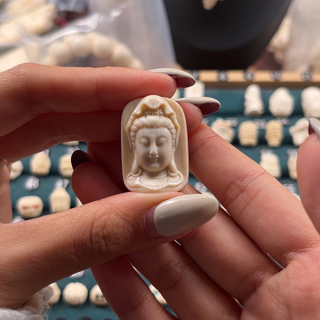 吊坠猛犸象牙观音牌（蓝皮）