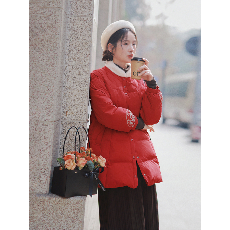 红念白鸭绒红色羽绒服女中长款设计感2025年中长款入冬漂亮衣服