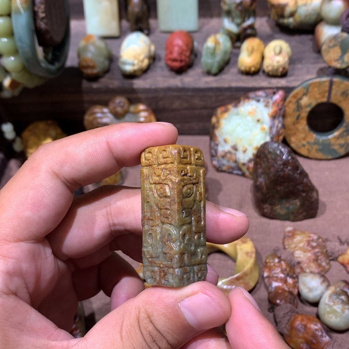 未镶嵌岫岩河磨玉（透闪石质玉）挂件