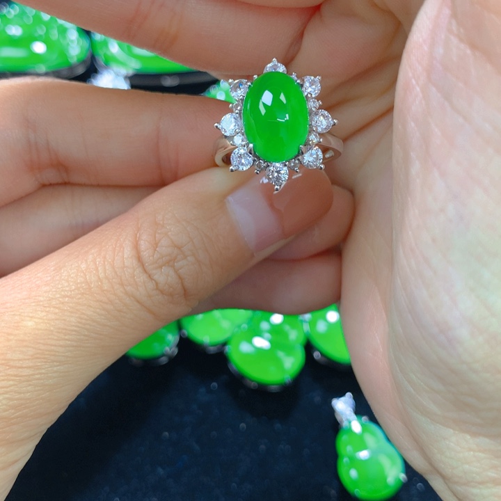 翡翠银S925镶嵌戒指一个