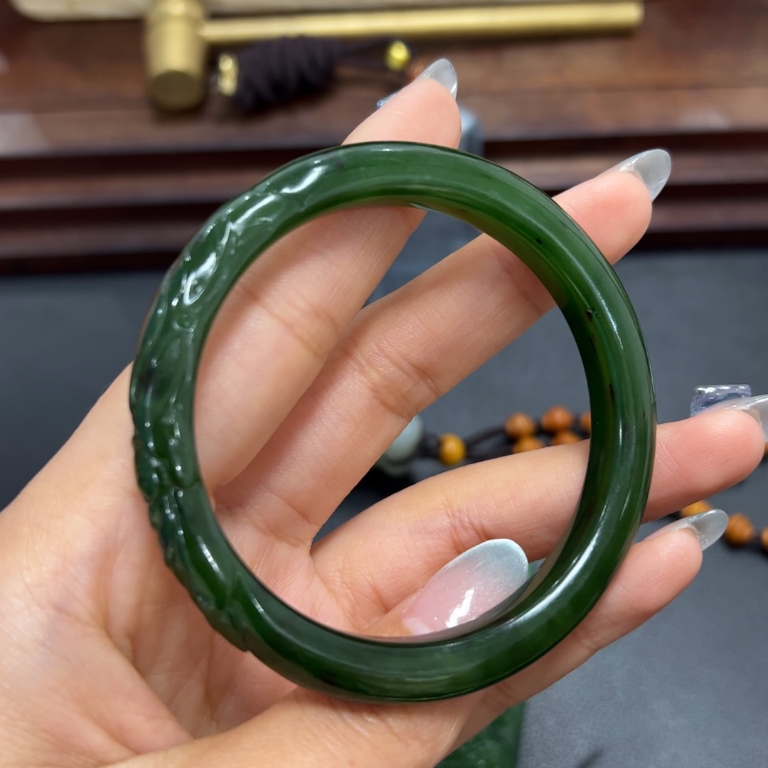 和田玉未镶嵌手镯