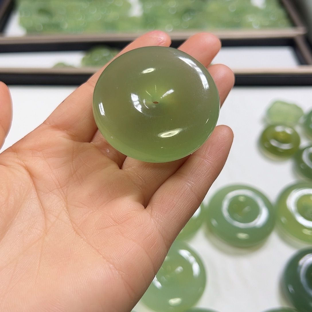 陌***情蛇纹石玉未镶嵌颈饰