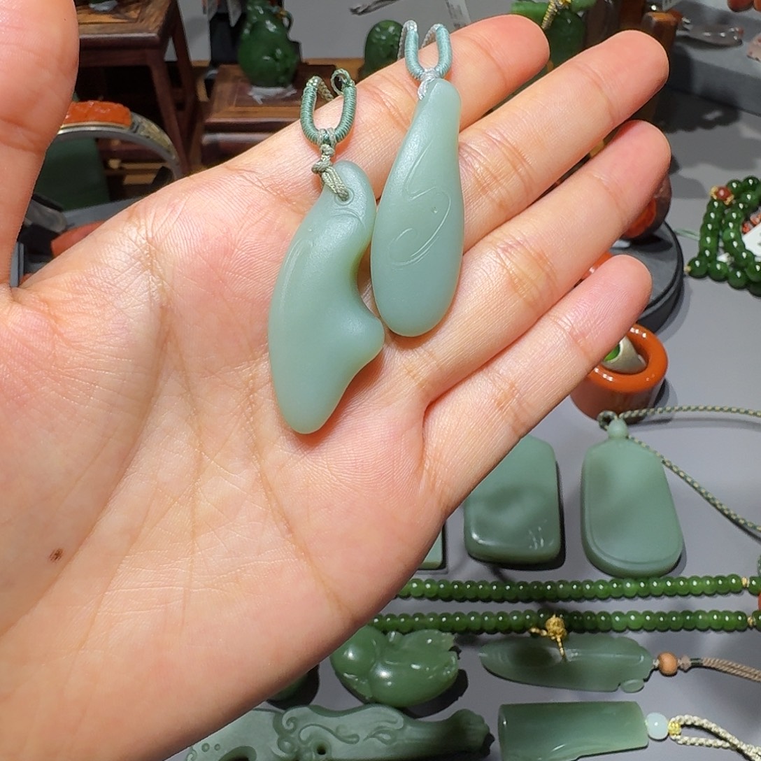颈饰未镶嵌和田玉（碧玉）粉青随型一对