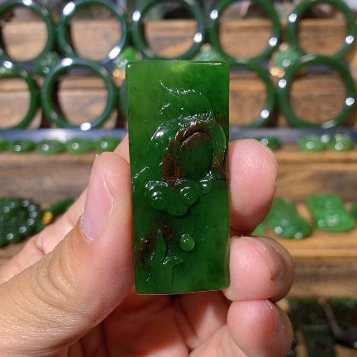 【闪购商品】吊坠(不含链)未镶嵌和田玉俄七红皮菠菜绿金鱼