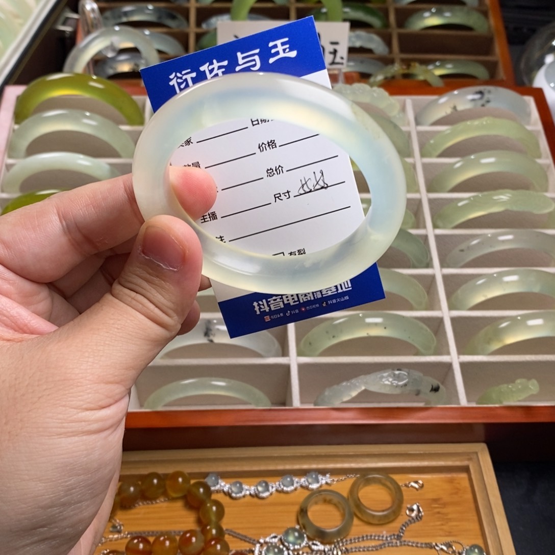 蛇纹石玉手镯未镶嵌止*。