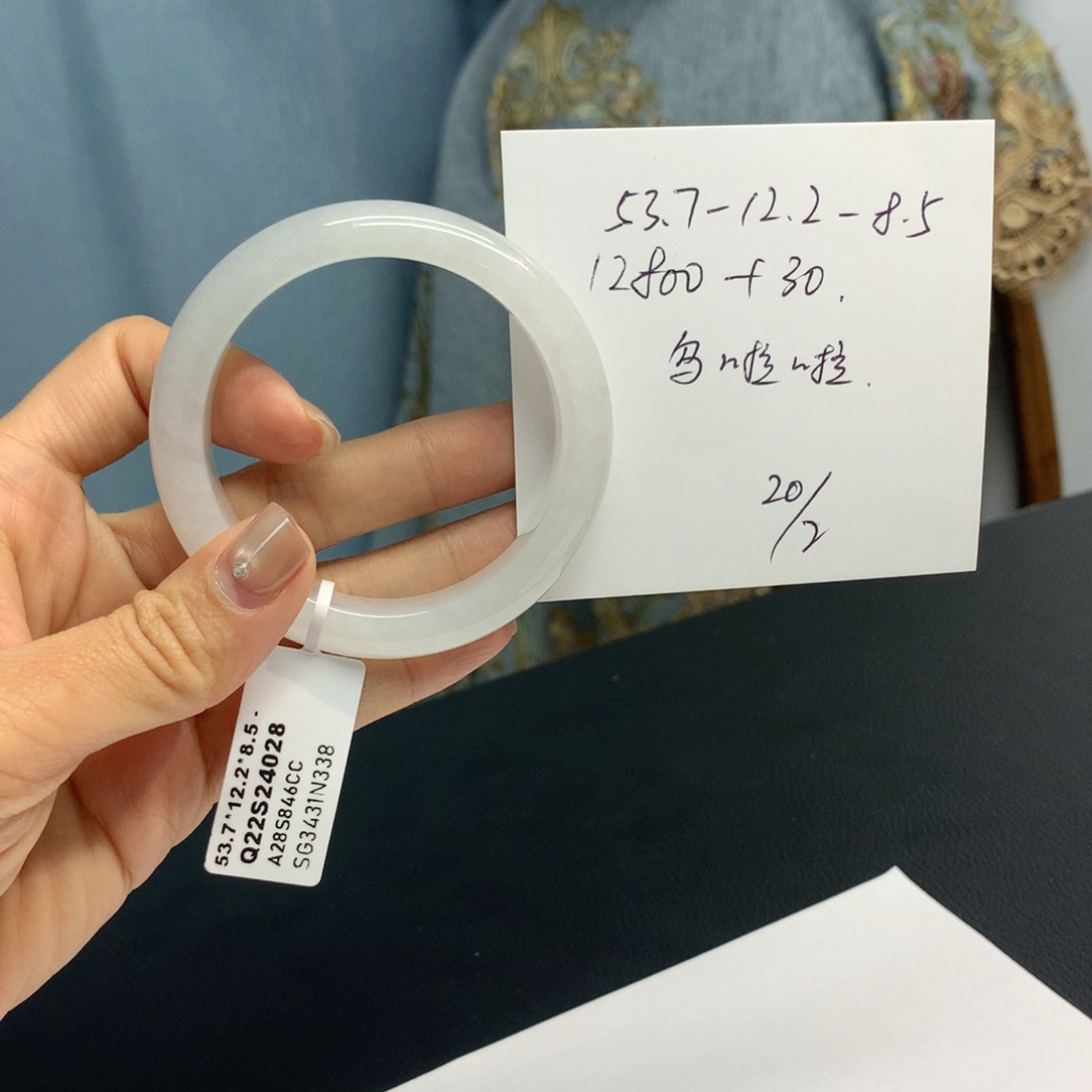 翡翠手镯未镶嵌乌*啦缅甸翡翠手镯