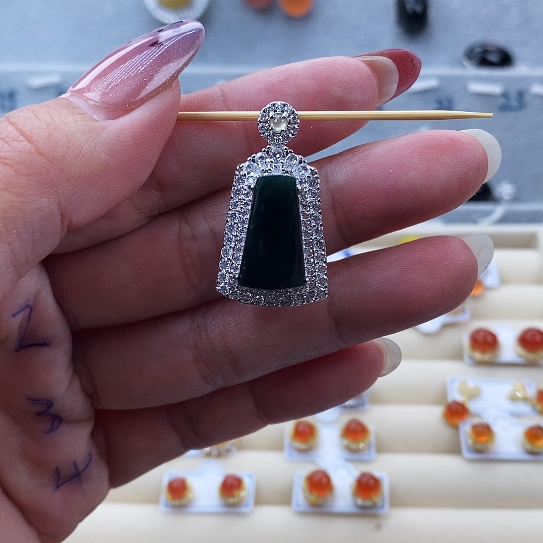 奈***道翡翠未镶嵌戒指缅甸