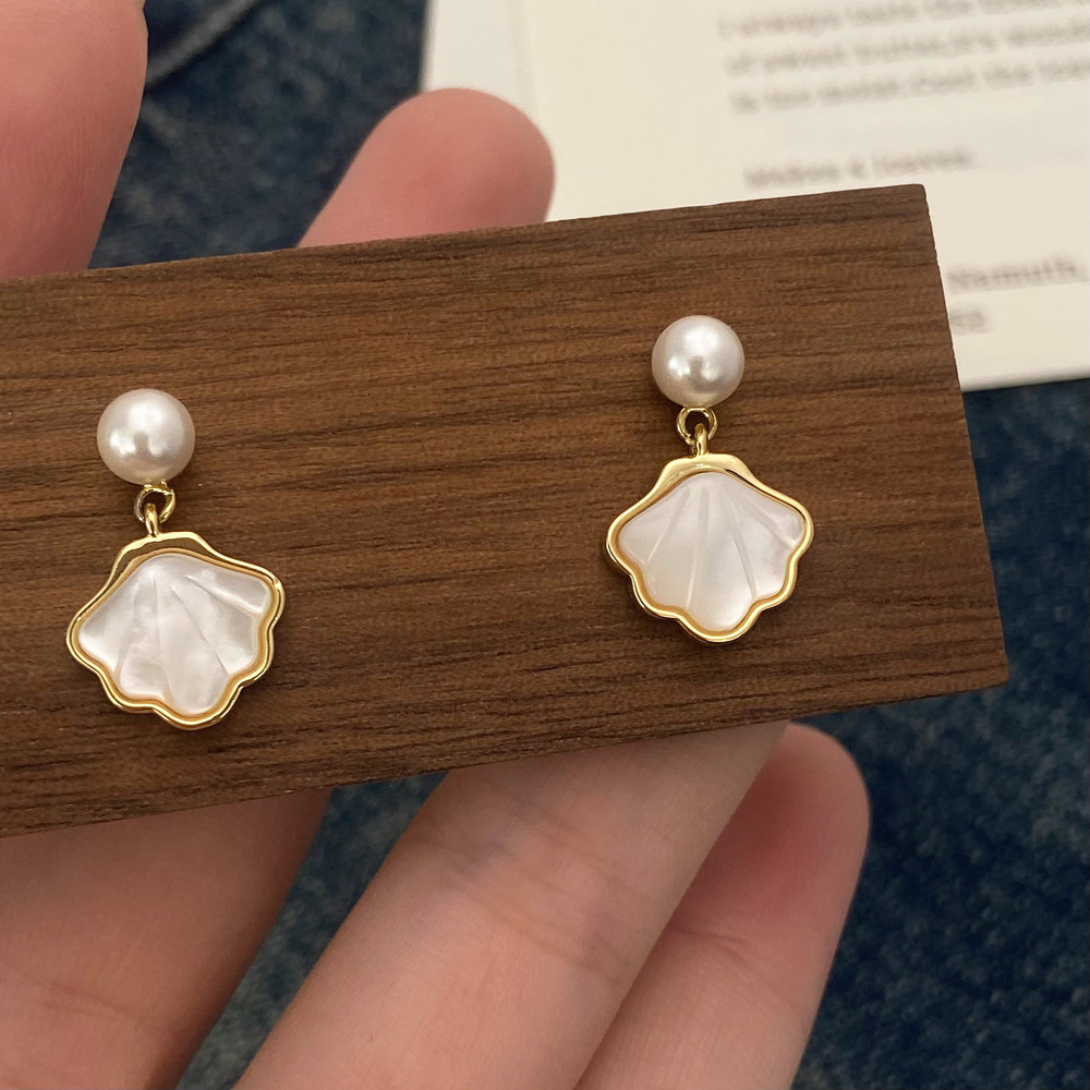 铜合金仿珍珠耳饰 贝壳法式优雅简约贝壳耳针真金独特高级感设计