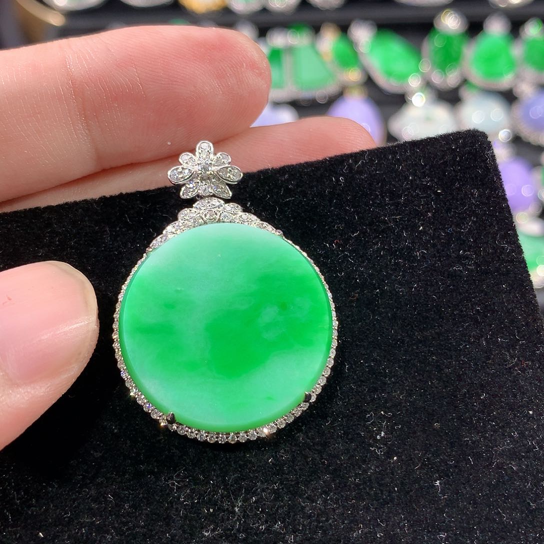 翡翠18K金镶嵌颈饰