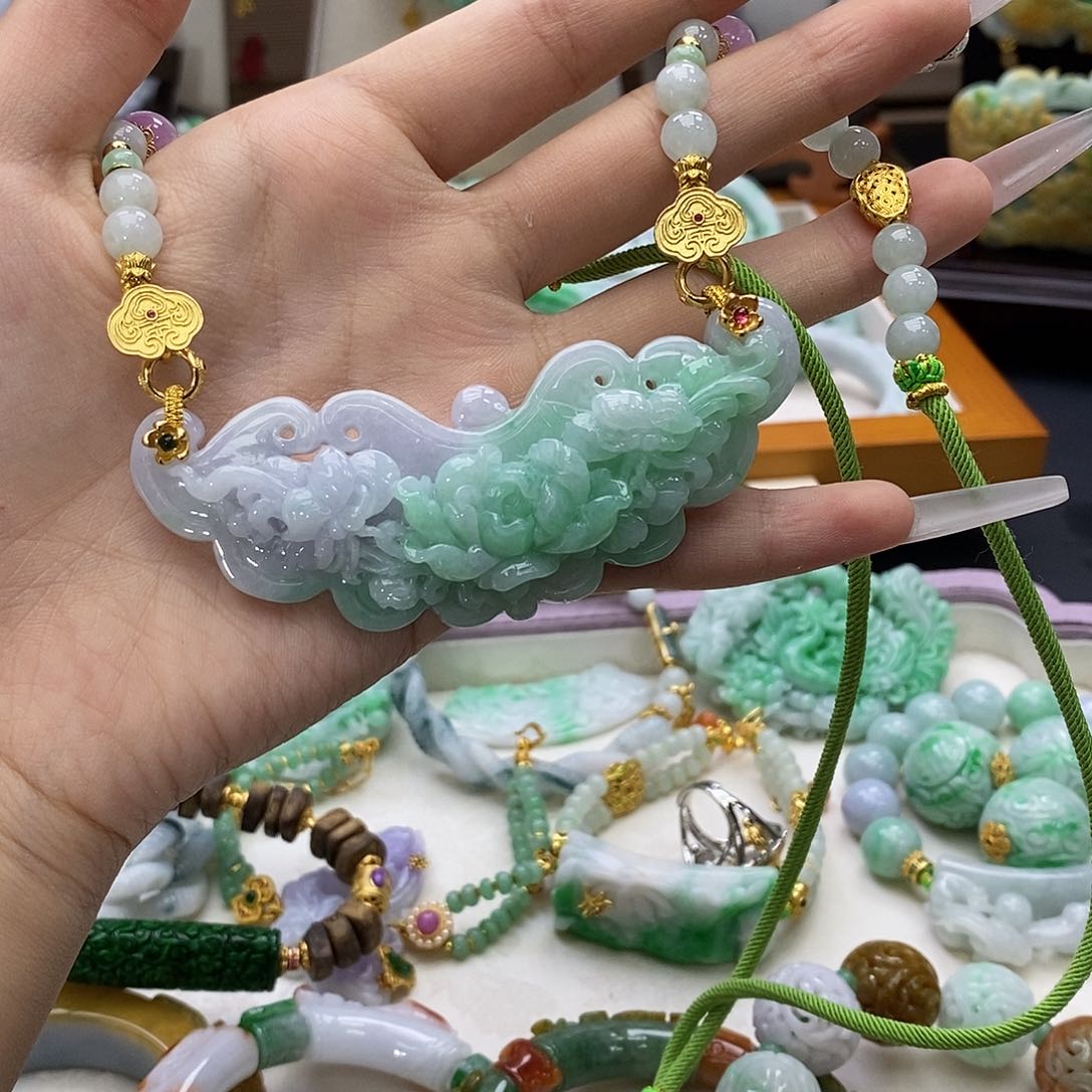 颈饰未镶嵌翡翠天然